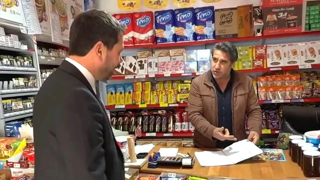 Sarıkaya Belediye Başkanı Osman Gözan, bakkallardaki veresiye borçlarını ödeyerek esnafa