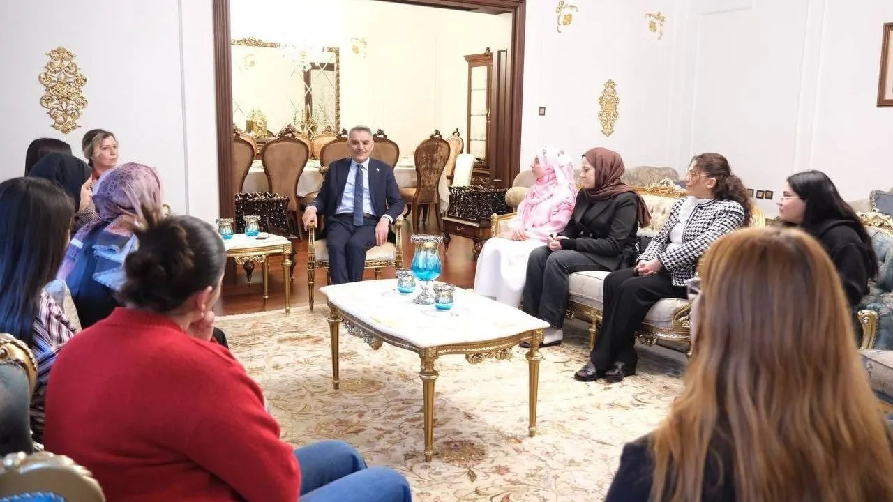 Yozgat Bozok Üniversitesi öğrencileri, Vali Mehmet Ali Özkan ve eşi