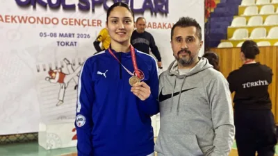 Tokat'ta düzenlenen Okul Sporları Gençler (Lise) Grup Müsabakalarında şampiyon olan