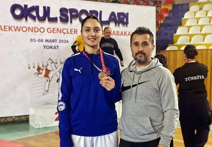 Tokat'ta düzenlenen Okul Sporları Gençler (Lise) Grup Müsabakalarında şampiyon olan