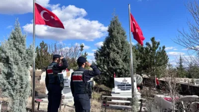 Yerköy’de jandarma ekipleri, devriye sırasında şehit kabirlerini ziyaret ederek dua
