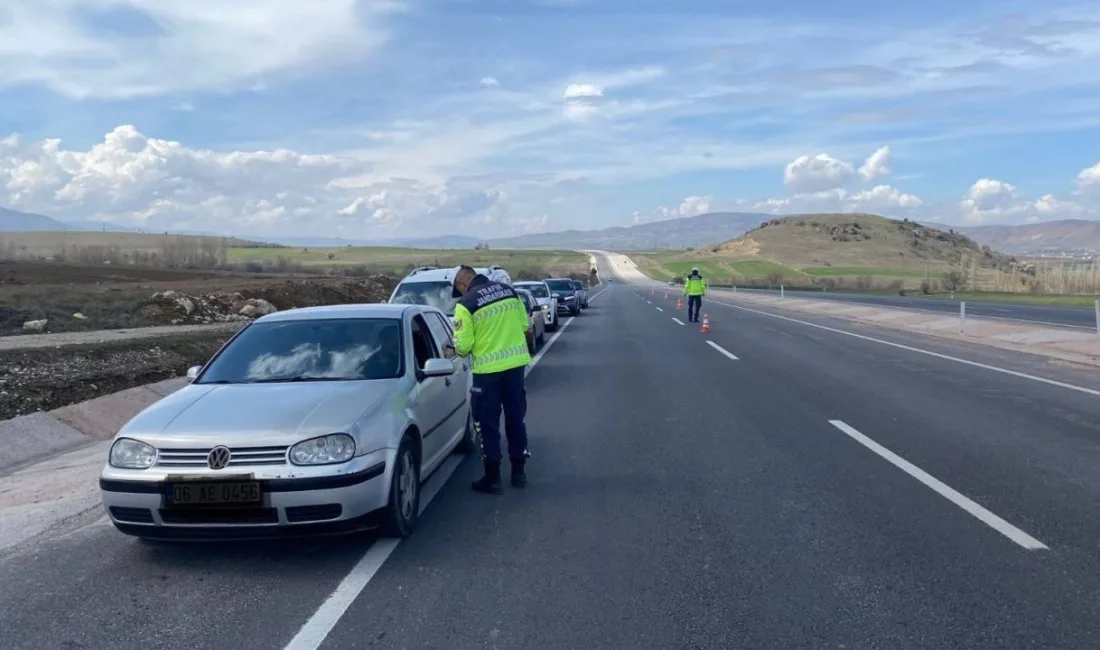 Yozgat İl Jandarma Komutanlığı, Akdağmadeni ilçesinde gerçekleştirdiği trafik denetiminde ehliyetsiz
