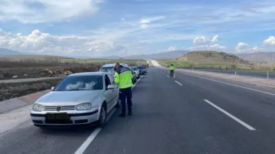 Yozgat İl Jandarma Komutanlığı, Akdağmadeni ilçesinde gerçekleştirdiği trafik denetiminde ehliyetsiz