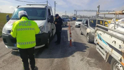Yozgat genelinde yapılan emniyet denetimlerinde yüzlerce araç ve şahıs kontrol