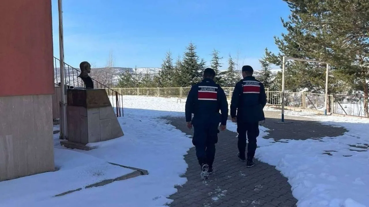 Yozgat İl Jandarma Komutanlığı, öğrencilerin güvenliğini sağlamak amacıyla okul çevrelerinde