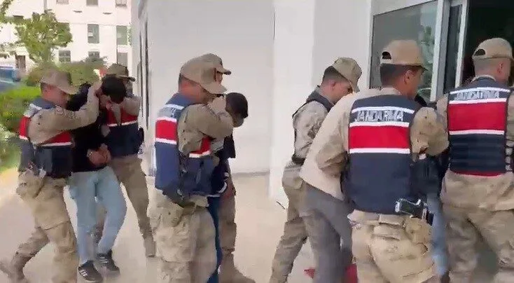 Hatay'ın Kırıkhan ilçesinde jandarma, teknoloji ekipmanları çalan 5 şüpheliyi tutukladı.