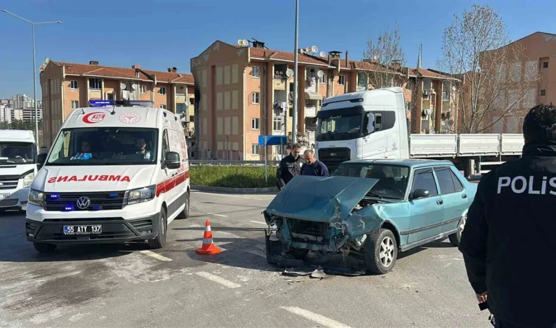 Samsun Şehir Hastanesi kavşağında meydana gelen kazada 4 kişi yaralandı.