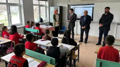 Yenifakılı Kaymakamı İsa Uğur, Bektaşlı Köyü’nde okul ve muhtarlık ziyaretleri