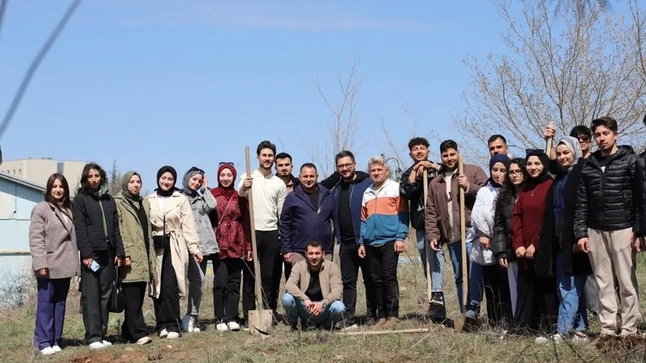 Yozgat Meslek Yüksekokulu'nda, çevre bilincini artırmak amacıyla ağaç dikme etkinliği