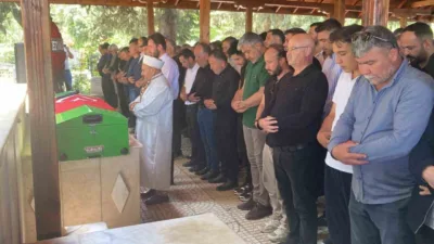 30 yaşındaki hakem Mustafa Onur Özgenç, Amasra açıklarında zıpkınla dalış