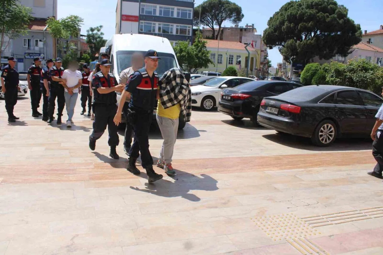 Aydın'da, Jandarma ekipleri tarafından gerçekleştirilen yasadışı bahis operasyonunda yakalanan 8