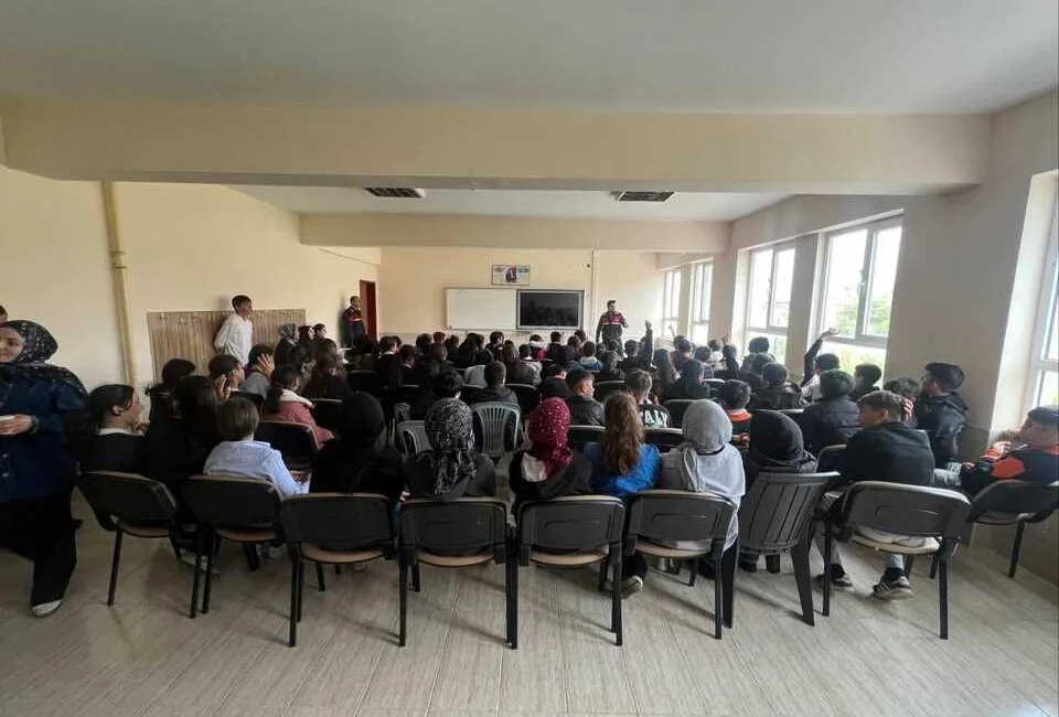 Yozgat Aydıncık İlçe Jandarma Komutanlığı, Baydiğin Ortaokulu'nda 154 öğretmen ve