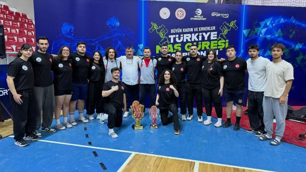 Yozgat'ta düzenlenen Mas Güreşi Türkiye Şampiyonası'nda Kadışehri Yangı Köyü Spor