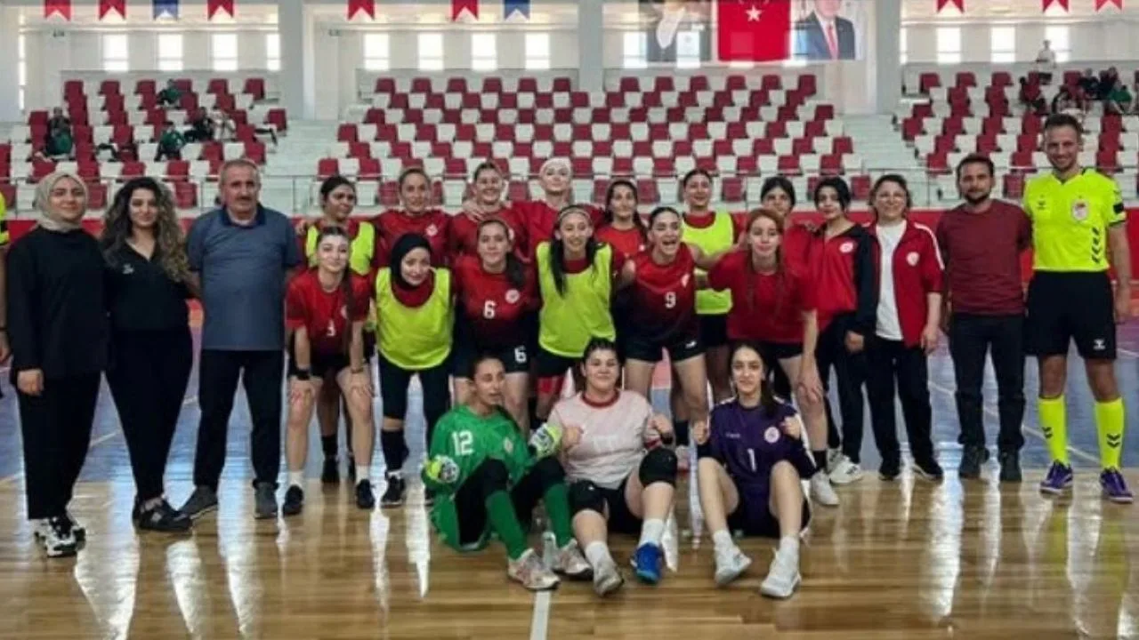 Yozgat Gençlik ve Spor İl Müdürlüğü’ne bağlı kız futsal takımı,