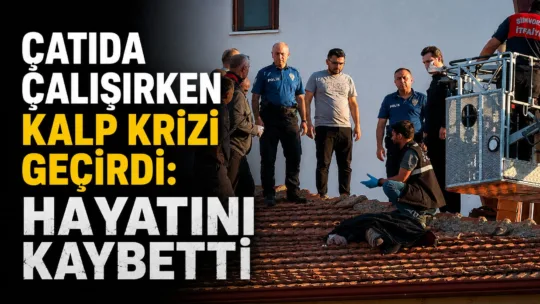Güneş enerjisi sisteminin bakımını yapmak için çatıya çıkan bir kişi,