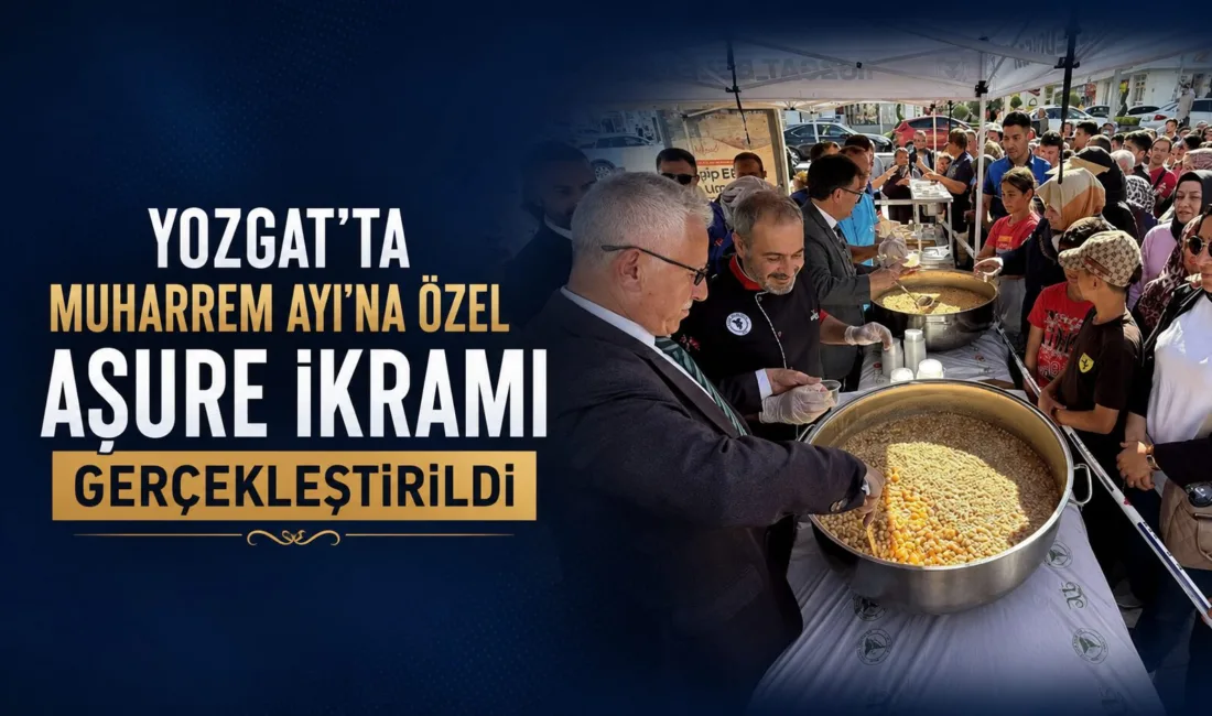 Yozgat'ta düzenlenen Muharrem ayı etkinliğinde, Cumhuriyet Meydanı'nda vatandaşlara aşure ikram