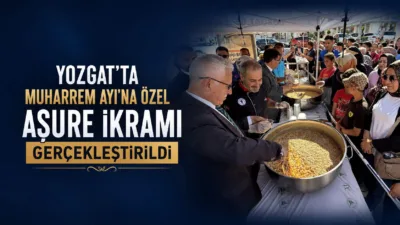 Yozgat'ta düzenlenen Muharrem ayı etkinliğinde, Cumhuriyet Meydanı'nda vatandaşlara aşure ikram