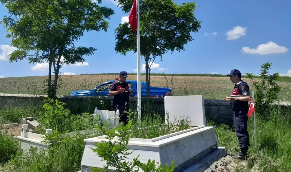 Yozgat'ın Şefaatli ilçesinde, Jandarma ekipleri, şehitlerin anısını yaşatmak amacıyla mezarlıkları
