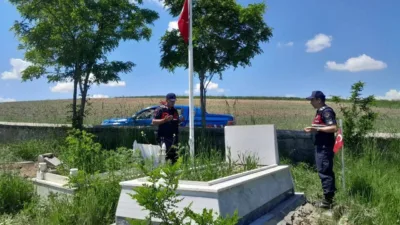 Yozgat'ın Şefaatli ilçesinde, Jandarma ekipleri, şehitlerin anısını yaşatmak amacıyla mezarlıkları