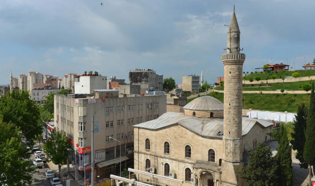 Adıyaman'da yaşayan binlerce vatandaş, Cuma namazı öncesinde namaz saatini araştırıyor.