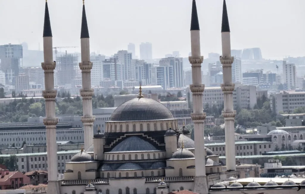 Ankara'da Cuma namazını cemaatle eda edecek vatandaşlar, "Ankara'da Cuma namazı