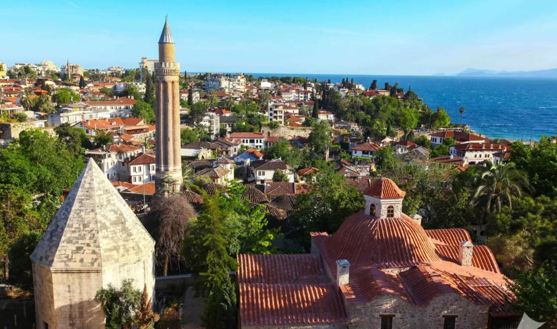 Antalya'da Cuma namazını camide eda edecek vatandaşlar, "Antalya'da Cuma namazı