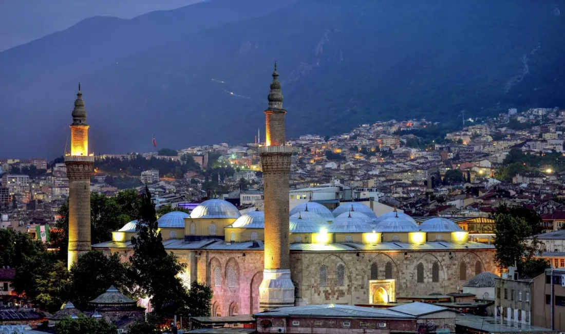Bursa'da Cuma namazını camide eda edecek vatandaşlar, "Bursa'da Cuma namazı
