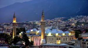 Bursa'da Cuma namazını camide eda edecek vatandaşlar, "Bursa'da Cuma namazı