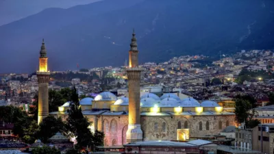 Bursa'da Cuma namazını camide eda edecek vatandaşlar, "Bursa'da Cuma namazı