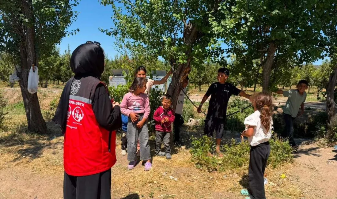 Sorgun’da Mevsimlik Tarım İşçileri Ziyaret Edildi Yozgat'ın Sorgun ilçesinde, Aile ve Sosyal Hizmetler İl Müdürlüğü'ne bağlı