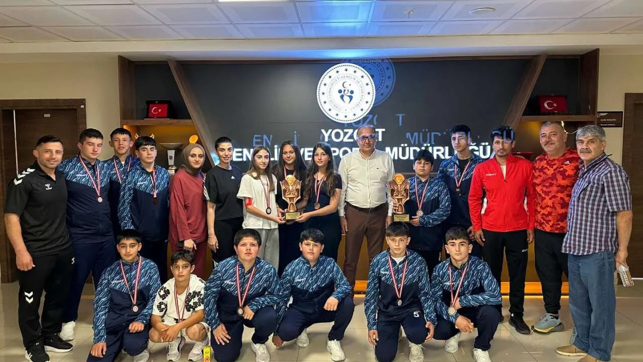 Kayseri'de düzenlenen Mas Güreşi Türkiye Şampiyonası'nda Yozgatlı sporcular, Yıldız Kadınlar